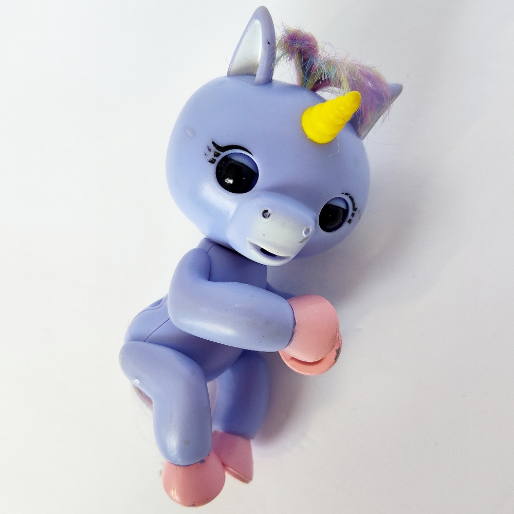 Fingerlings - Interactive Baby Unicorn - Alika (Purple with Rainbow Hair) WowWee